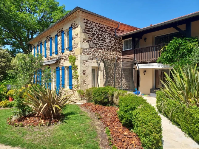 Photos 2 - Touristique - Magnifique maison de maître en pierre rénovée avec 3 chambres d’hôtes, 2 gîtes  et une piscine sur un parc paysager