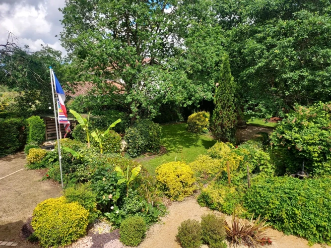 Photos 4 - Touristique - Magnifique maison de maître en pierre rénovée avec 3 chambres d’hôtes, 2 gîtes  et une piscine sur un parc paysager