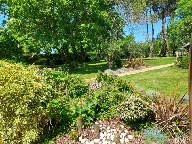 Photos 7 - Touristique - Magnifique maison de maître en pierre rénovée avec 3 chambres d’hôtes, 2 gîtes  et une piscine sur un parc paysager