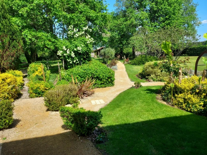 Photos 8 - Touristique - Magnifique maison de maître en pierre rénovée avec 3 chambres d’hôtes, 2 gîtes  et une piscine sur un parc paysager