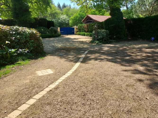 Photos 9 - Touristique - Magnifique maison de maître en pierre rénovée avec 3 chambres d’hôtes, 2 gîtes  et une piscine sur un parc paysager