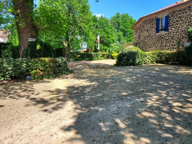 Photos 10 - Touristique - Magnifique maison de maître en pierre rénovée avec 3 chambres d’hôtes, 2 gîtes  et une piscine sur un parc paysager