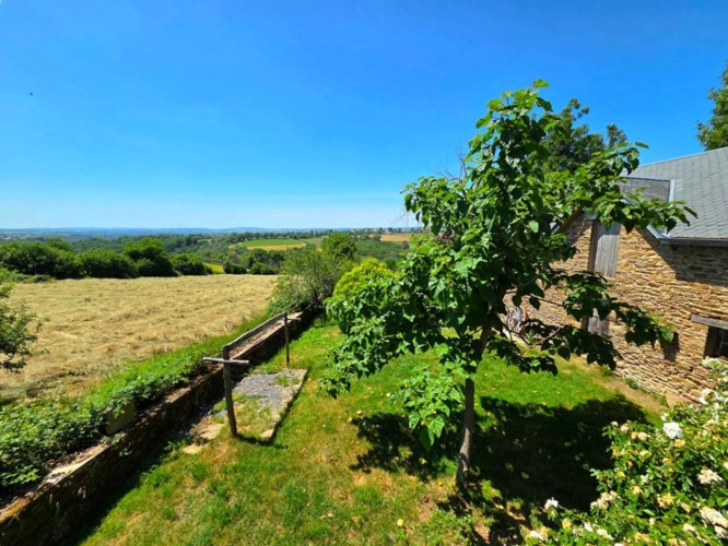 Photos 1 - Rural - Havre de paix composé par un corps de ferme en pierres sur près de 1ha
