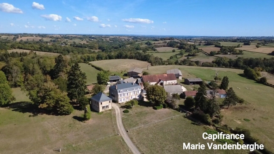 Photos 1 - Prestige - Château du XVIᵉ siècle à Aigurande - 600 m² habitables - 9 ha de prairies et bois – Pays de George Sand Indre (36) 549 000 €