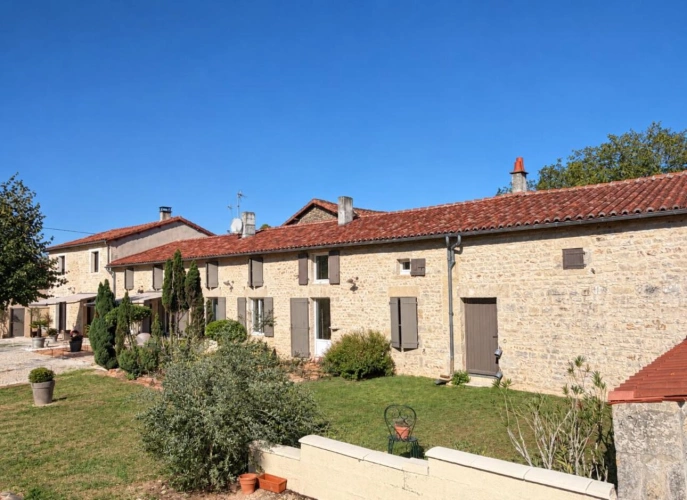 Photos 1 - Prestige - Magnifique propriété de caractère avec seconde maison, grange en pierre et vastes jardins à proximité de Nanteuil-en-Vallée