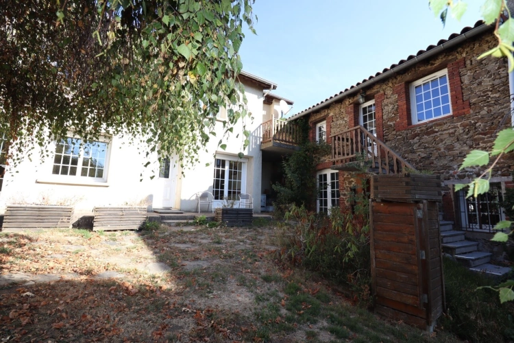 Photos 1 - Prestige - ENSEMBLE IMMOBILIER RARE AVEC MAISON, GÎTE ET 3 700 M² DE TERRAIN