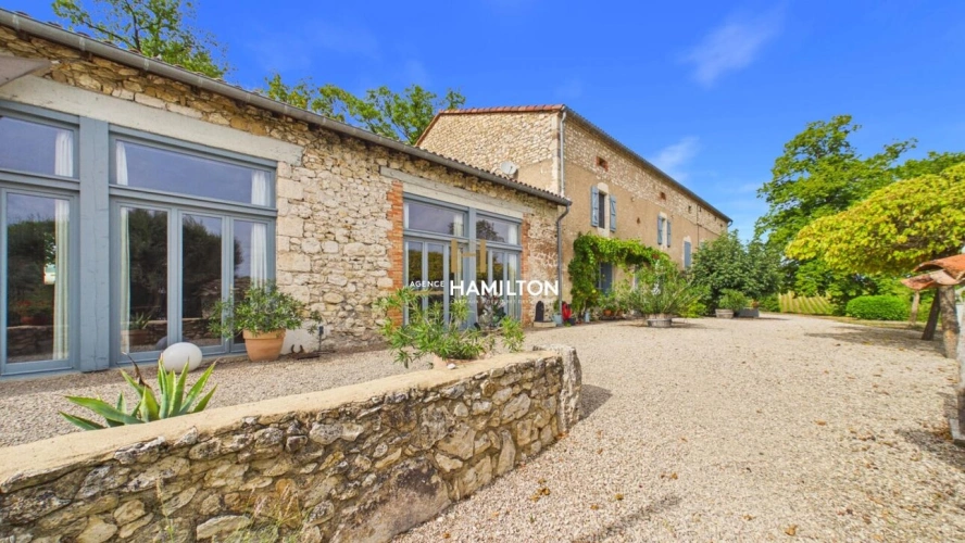 Photos 2 - Prestige - PROPRIETE AVEC GITES ET SALLES DE RECEPTION-REUNION