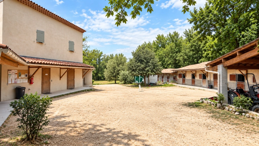 Photos 1 - Équestre - Luberon - DOMAINE ÉQUESTRE SUR 12 HECTARES