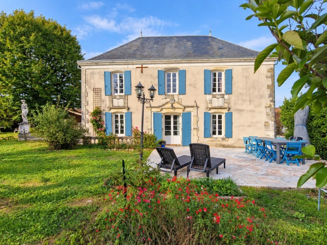 Photos 1 - Prestige - Propriete à vendre 8 pièces proche de SURGERES (17) 245 m² habitables - terrain 5 000 m² - Grandes dépendances