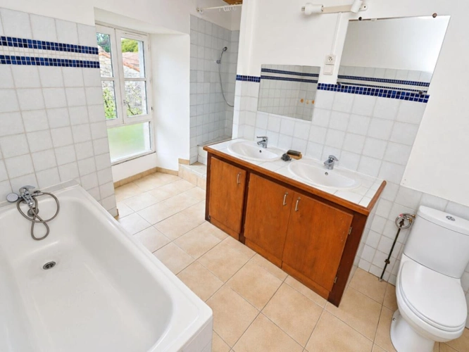 Photos 4 - Prestige - Ensemble immobilier de 3 maisons - Environ 253 m² habitables - 7 chambres - Terrain arboré de 2 790 m²  - 3 garages - Toitures refaites