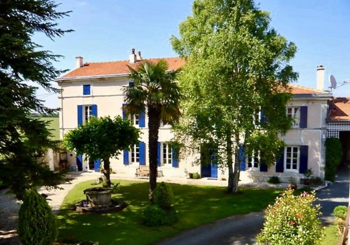 Photos 1 - Prestige - Élégant manoir charentais avec gîtes, piscine chauffée et vaste terrain