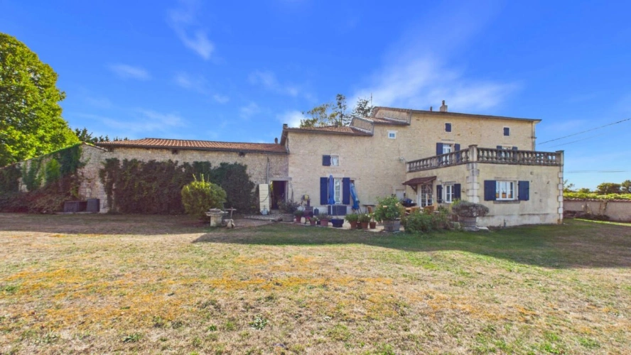 Photos 25 - Prestige - Élégant manoir charentais avec gîtes, piscine chauffée et vaste terrain