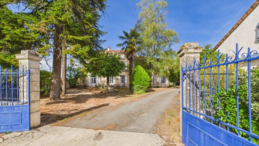 Photos 26 - Prestige - Élégant manoir charentais avec gîtes, piscine chauffée et vaste terrain