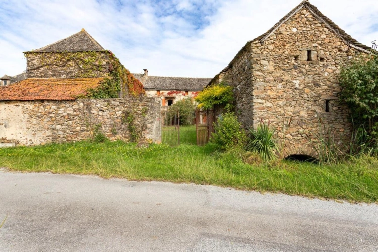 Photos 23 - Rurale - Corps de ferme en U à rénover - 500 m² et 2,4 ha - Proche de Najac, limite Tarn et Aveyron