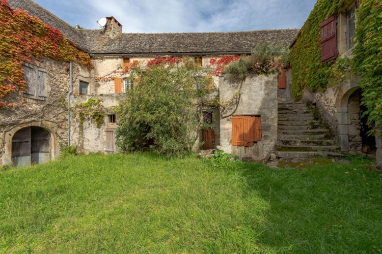 Photos 2 - Rurale - Corps de ferme en U à rénover - 500 m² et 2,4 ha - Proche de Najac, limite Tarn et Aveyron