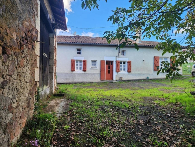 Photos 1 - Rurale - Chirac - maison avec grange, terrain et source d'eau - petite exploitation