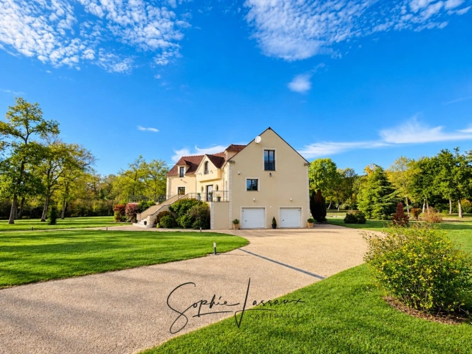 Photos 2 - Prestige - Moisson – Villa lumineuse de 280 m² dans un écrin de verdure aux portes de Paris