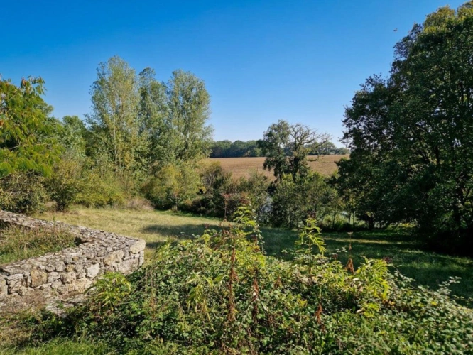 Photos 2 - Touristique - BELLE MAISON DE CARACTERE EN PIERRES AVEC 3,5HA ET LAC