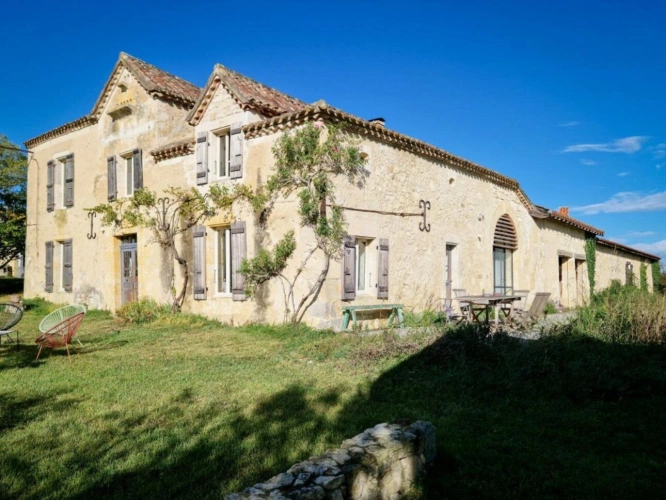 Photos 5 - Touristique - BELLE MAISON DE CARACTERE EN PIERRES AVEC 3,5HA ET LAC
