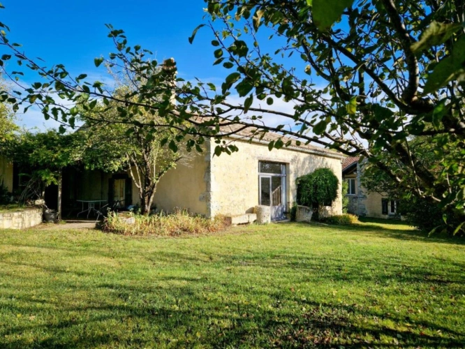 Photos 7 - Touristique - BELLE MAISON DE CARACTERE EN PIERRES AVEC 3,5HA ET LAC