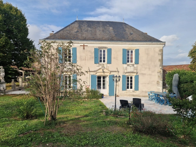 Photos 1 - Prestige - Propriete à vendre 8 pièces proche de TONNAY BOUTONNE (17) 245 m² habitables - terrain 5 000 m² - Grandes dépendances