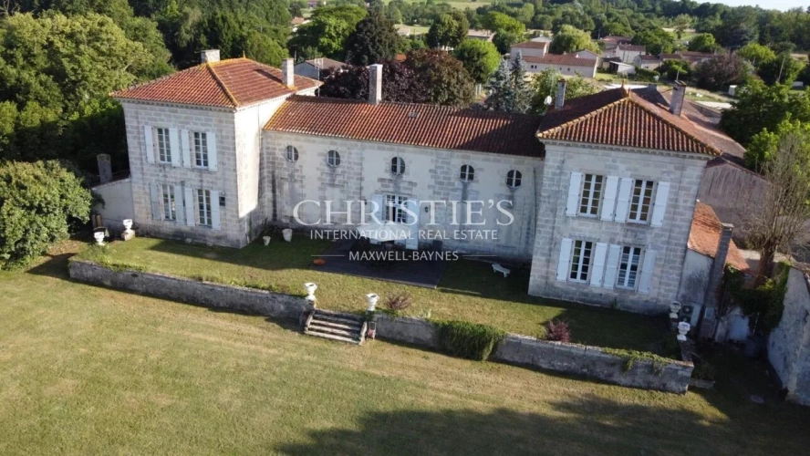Photos 1 - Prestige - A vendre - propriété de 3.43 ha - Belle chartreuse à rafraichir