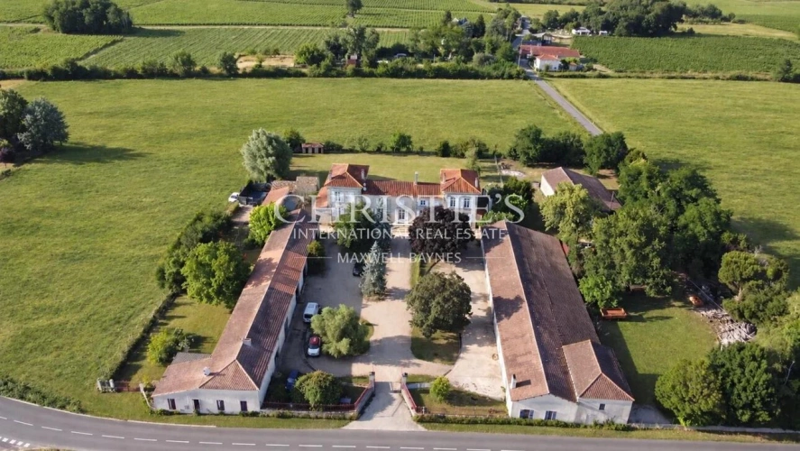 Photos 2 - Prestige - A vendre - propriété de 3.43 ha - Belle chartreuse à rafraichir