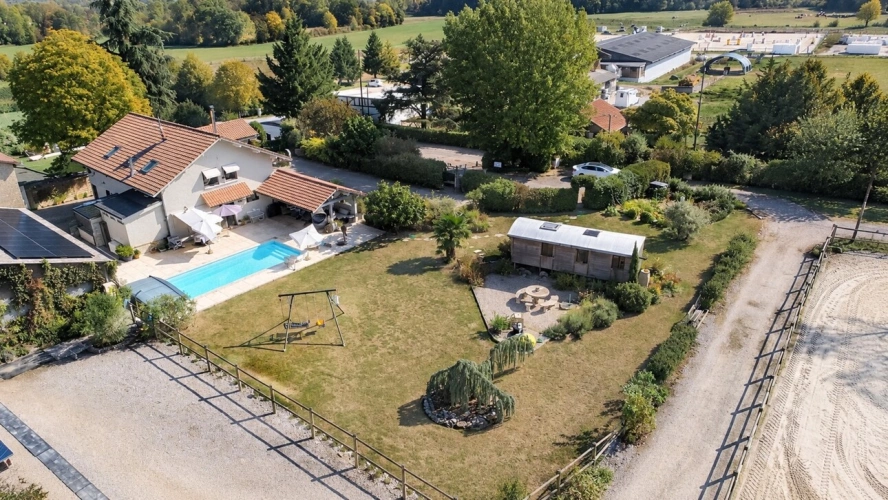 Photos 1 - Équestre - À vendre – Propriété avec maison, installations équestres et piscine à Massongy (74)