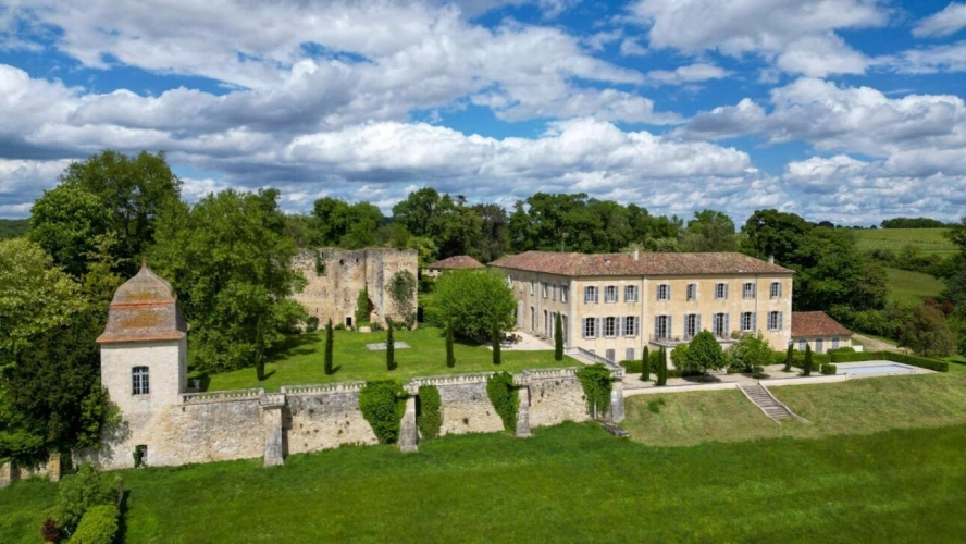 Photos 1 - Prestige - Magnifique domaine comprenant : le manoir (« le château ») vestiges d'un château médiéval, une folie, 2 maisons d?amis, la maison de gardien, 2 piscines
