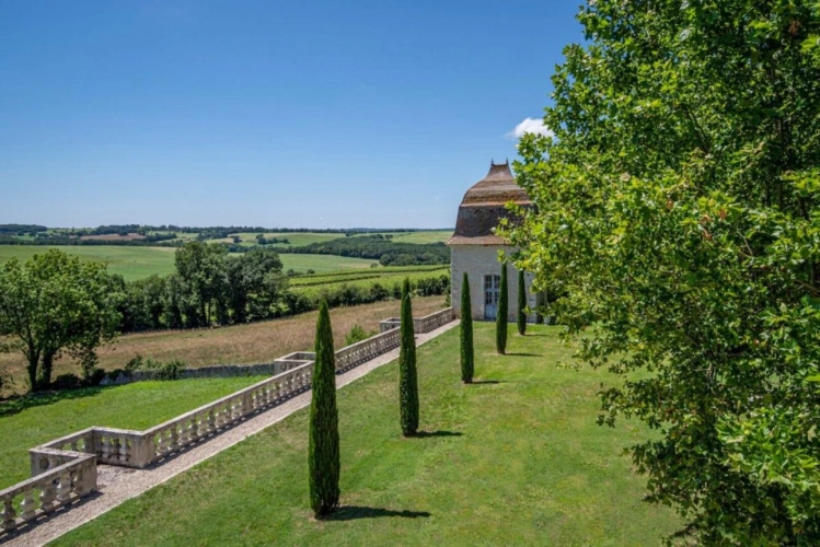 Photos 13 - Prestige - Magnifique domaine comprenant : le manoir (« le château ») vestiges d'un château médiéval, une folie, 2 maisons d?amis, la maison de gardien, 2 piscines