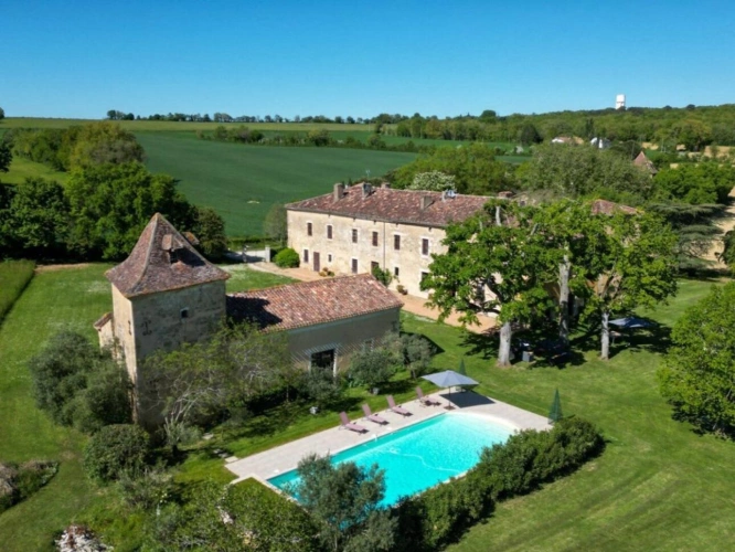 Photos 3 - Prestige - Château gascon du XV° siècle, près de Lectoure, remanié au XVI° dans le goût de la Renaissance italienne