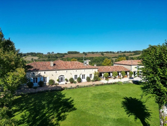 Photos 1 - Touristique - Maison élégante de style chartreuse avec maison d'amis dans un parc privé