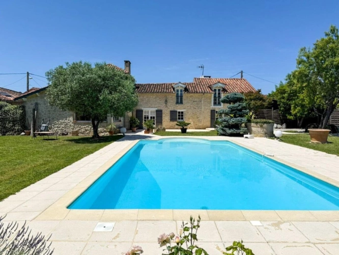 Photos 1 - Prestige - Charmante Maison en Pierre avec Piscine, Vues Panoramiques et Jardin Paisible