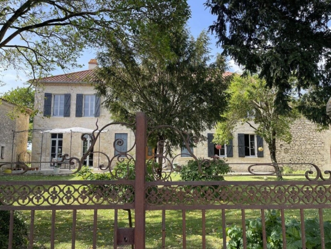 Photos 1 - Prestige - Propriété de caractère rénovée avec piscine, dépendances sur terrain de plus d?un hectare