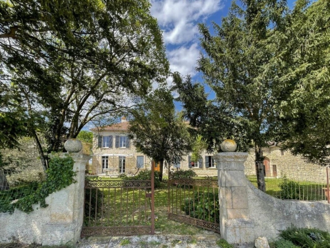 Photos 2 - Prestige - Propriété de caractère rénovée avec piscine, dépendances sur terrain de plus d?un hectare