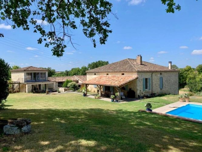 Photos 1 - Prestige - Propriété de campagne de 271m2 avec 5 chambres, piscine et 7896m2 de jardin