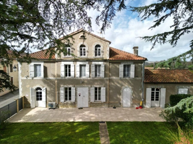 Photos 1 - Prestige - Grande et belle maison bourgeoise entièrement rénovée avec piscine et jardin clôturé