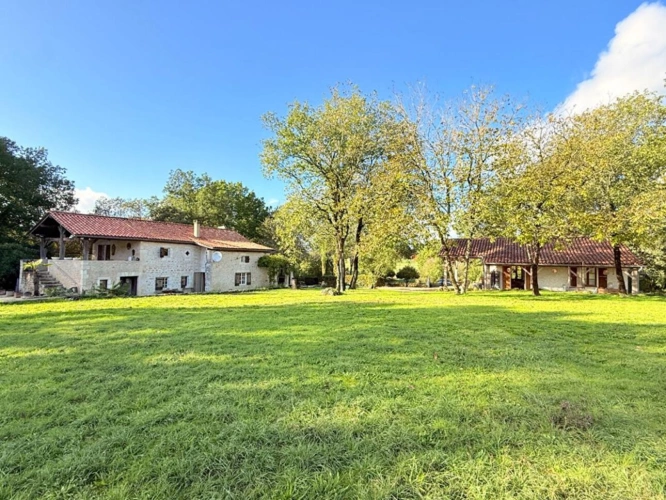 Photos 2 - Prestige - Un grand balcon royale dans la verdure, une maison de caractère et un gîte indépendant