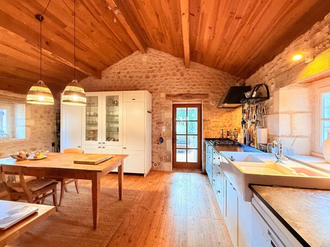 Photos 9 - Prestige - Un grand balcon royale dans la verdure, une maison de caractère et un gîte indépendant
