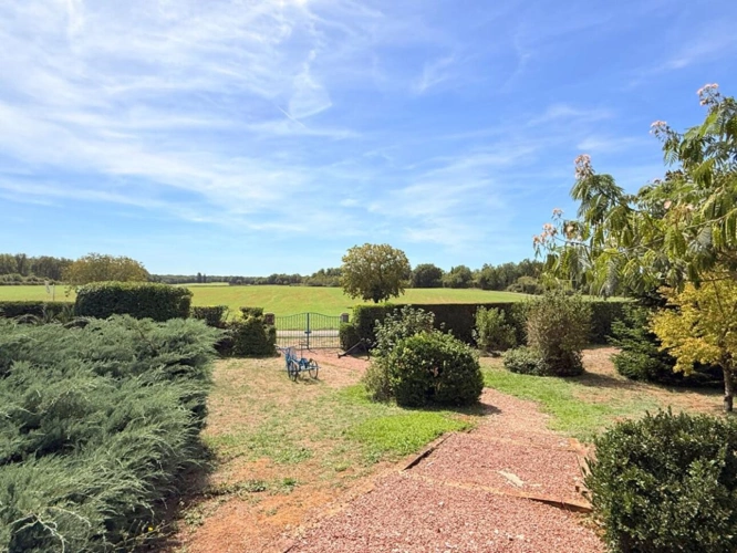 Photos 4 - Rurale - Volets bleus, piscine et vues sur la campagne, près de La Rochefoucauld