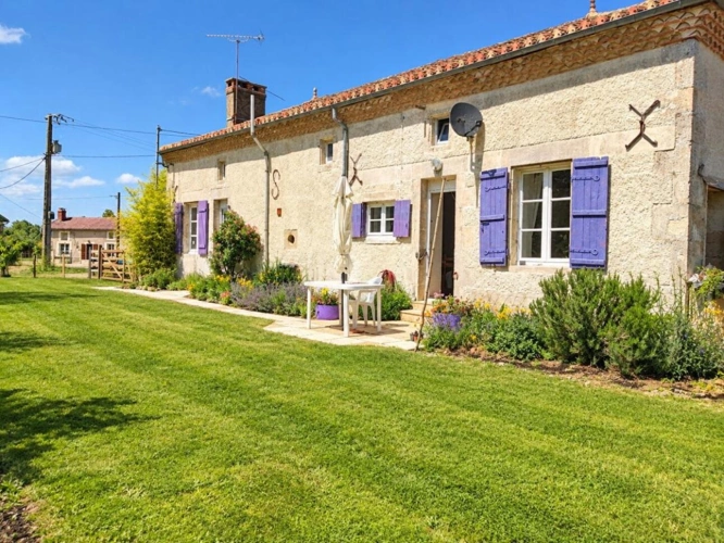 Photos 1 - Rurale - Adriers - Corps de ferme rénové de 3 chambres avec jardin. Classement énergétique A ! Une maison exceptionnelle
