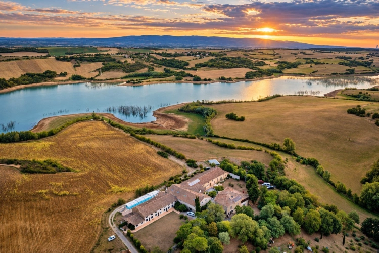 Photos 1 - Touristique - ENTRE TOULOUSE ET CARCASSONNE, UN ENSEMBLE IMMOBILIER D''EXCEPTION AU BORD DU LAC DE LA GANGUISE
