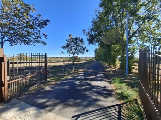 Photos 1 - Équestre - À VENDRE - Magnifique domaine équestre avec maison de caract