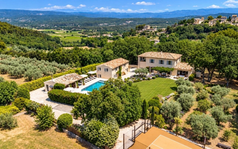Photos 1 - Prestige - MÉNERBES – PROPRIÉTÉ D’EXCEPTION – 2 BÂTISSES – 9 CHAMBRES – PISCINE – SPA – PICKLE BALL – VUE LUBERON
