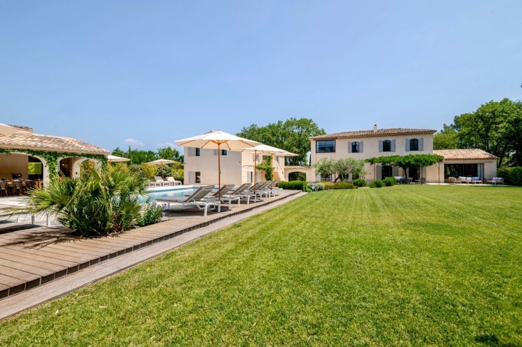 Photos 2 - Prestige - MÉNERBES – PROPRIÉTÉ D’EXCEPTION – 2 BÂTISSES – 9 CHAMBRES – PISCINE – SPA – PICKLE BALL – VUE LUBERON