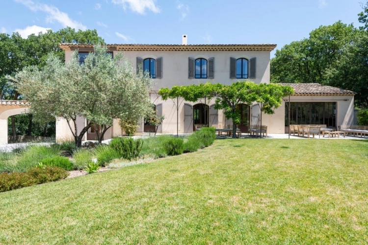 Photos 3 - Prestige - MÉNERBES – PROPRIÉTÉ D’EXCEPTION – 2 BÂTISSES – 9 CHAMBRES – PISCINE – SPA – PICKLE BALL – VUE LUBERON