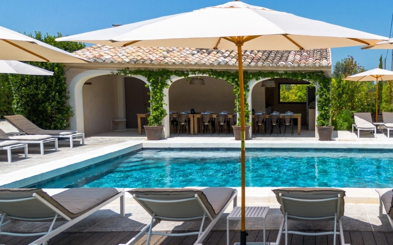 Photos 4 - Prestige - MÉNERBES – PROPRIÉTÉ D’EXCEPTION – 2 BÂTISSES – 9 CHAMBRES – PISCINE – SPA – PICKLE BALL – VUE LUBERON