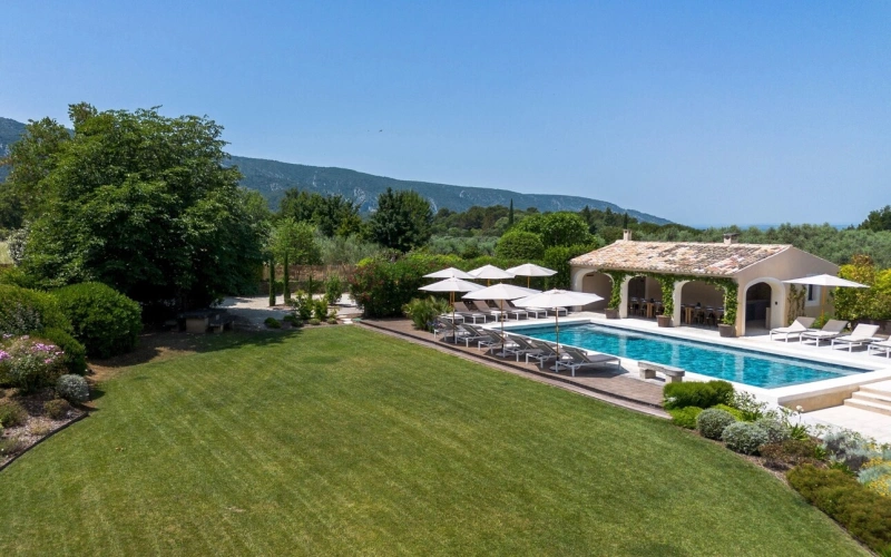 Photos 5 - Prestige - MÉNERBES – PROPRIÉTÉ D’EXCEPTION – 2 BÂTISSES – 9 CHAMBRES – PISCINE – SPA – PICKLE BALL – VUE LUBERON