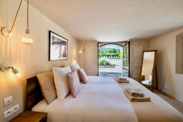 Photos 10 - Prestige - MÉNERBES – PROPRIÉTÉ D’EXCEPTION – 2 BÂTISSES – 9 CHAMBRES – PISCINE – SPA – PICKLE BALL – VUE LUBERON
