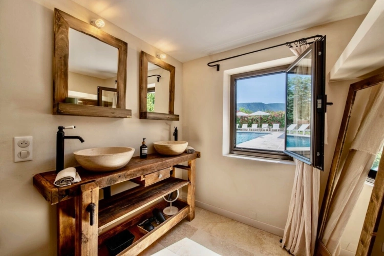 Photos 11 - Prestige - MÉNERBES – PROPRIÉTÉ D’EXCEPTION – 2 BÂTISSES – 9 CHAMBRES – PISCINE – SPA – PICKLE BALL – VUE LUBERON